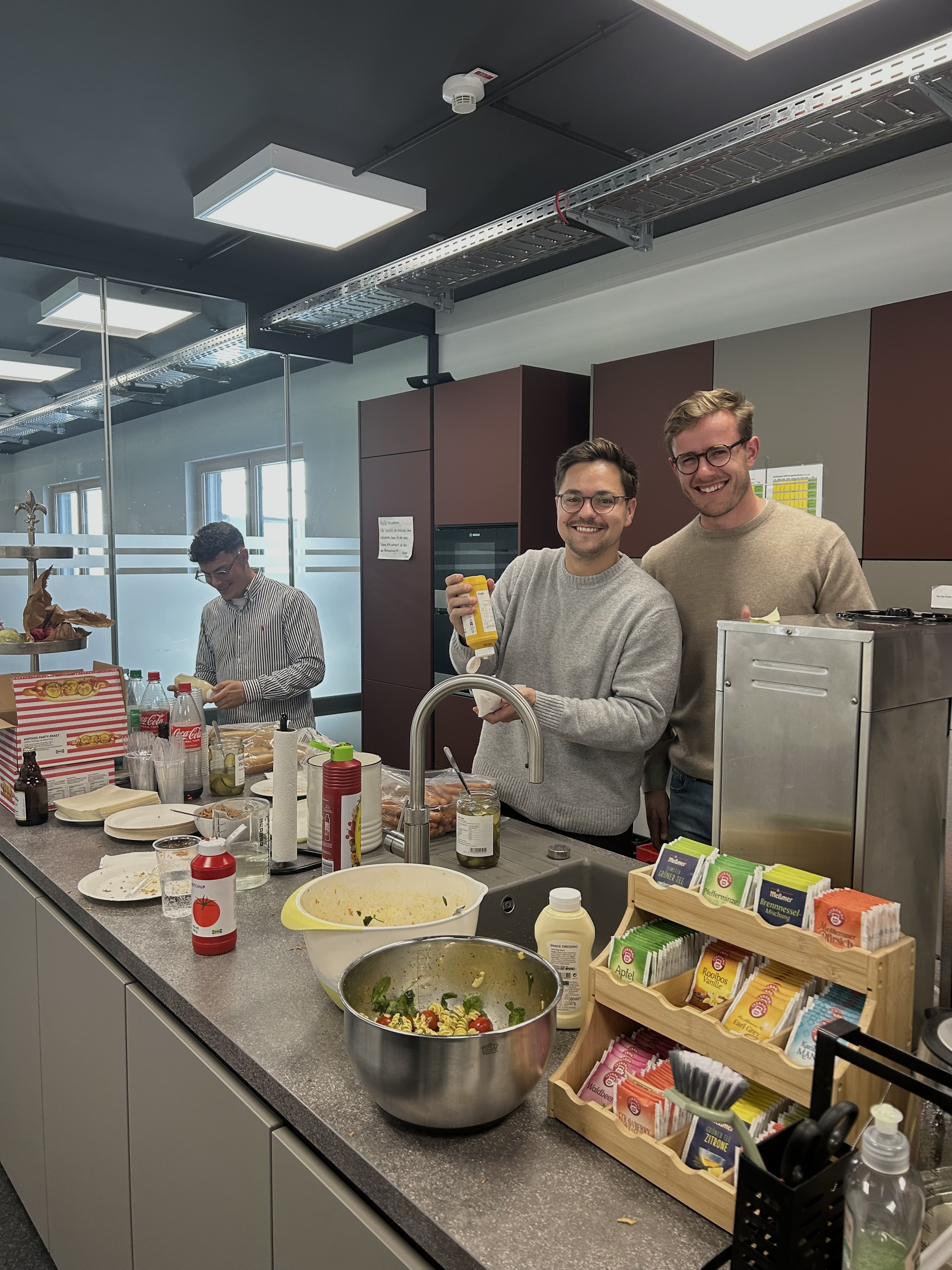 Gemeinsames Essen im Sunshine-Team
